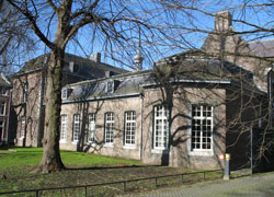 Monumentaal pand met pannendak